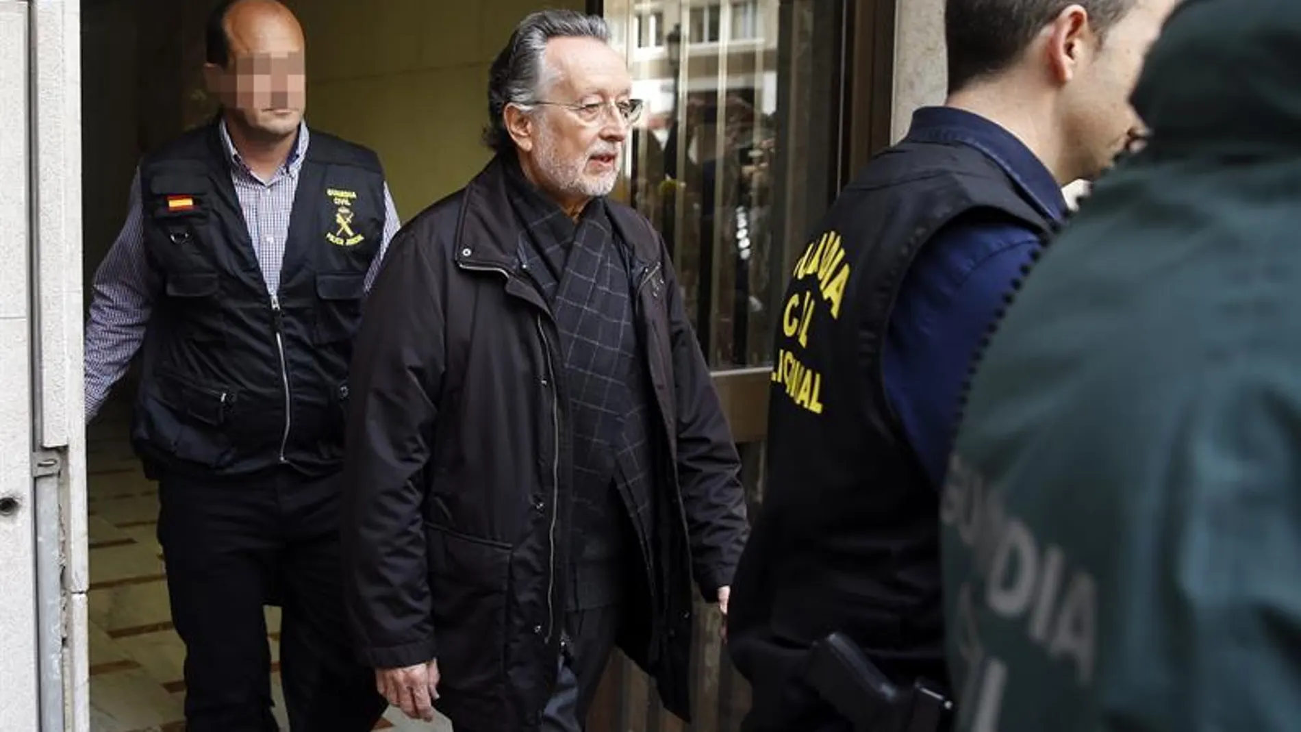 Agentes de la Guardia Civil escoltan al exvicealcalde de Valencia, Alfonso Grau Agentes de la Guardia Civil escoltan al exvicealcalde de Valencia, Alfonso Grau