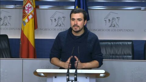 Alberto Garz&oacute;n, durante un rueda de prensa en el Congreso de los Diputados