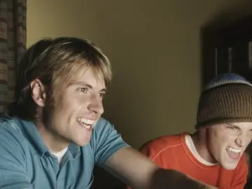 Dos jóvenes juegan a un videojuego Dos jóvenes juegan a un videojuego