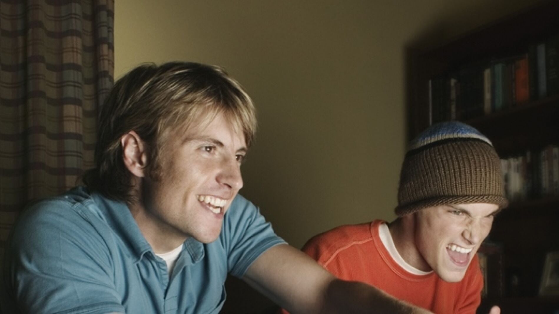 Dos j&oacute;venes juegan a un videojuego