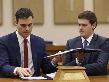 Sánchez y Rivera rubrican el acuerdo entre sus partidos Sánchez y Rivera rubrican el acuerdo entre sus partidos