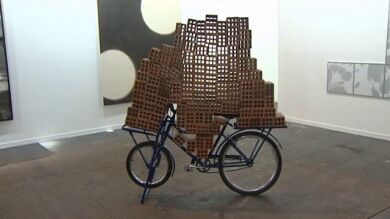 ARCO: ladrillos sobre bicicletas, artistas dentro de palets o cortinas a 35.000 euros
