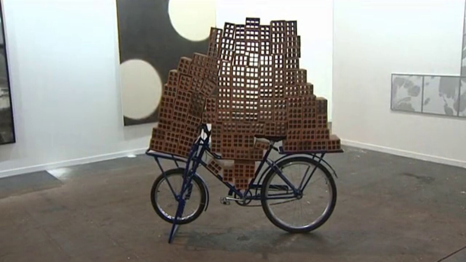 ARCO: ladrillos sobre bicicletas, artistas dentro de palets o cortinas a 35.000 euros