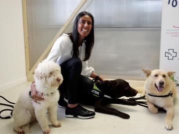 La presidenta de la fundación María José Jove, con los perros de la terapia, Fusco, Marrón y Venus