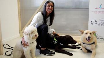 La presidenta de la fundación María José Jove, con los perros de la terapia, Fusco, Marrón y Venus
