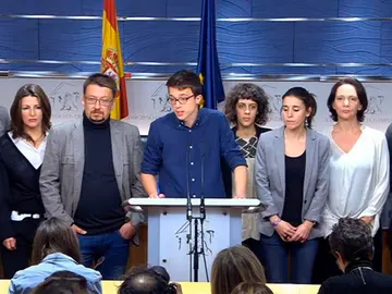 Errejón y su equipo durante la rueda de prensa en el Congreso Errejón y su equipo durante la rueda de prensa en el Congreso