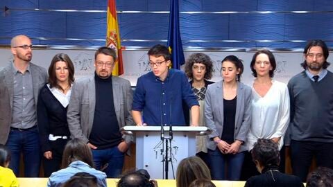 Errej&oacute;n y su equipo durante la rueda de prensa en el Congreso