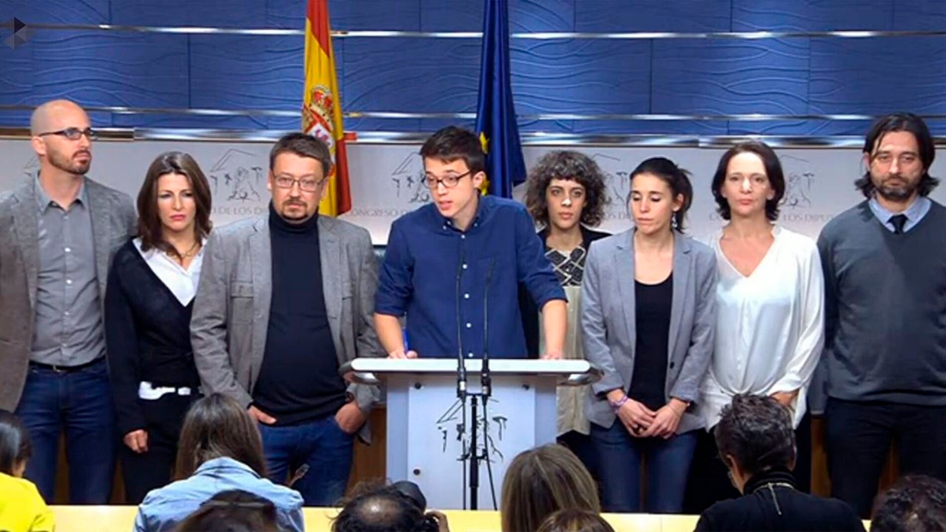Errej&oacute;n y su equipo durante la rueda de prensa en el Congreso