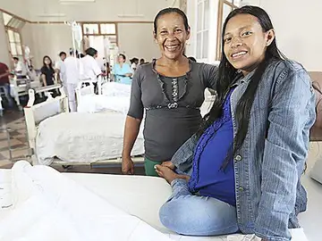 El tumor estaba situado entre el abdomen y la pelvis El tumor estaba situado entre el abdomen y la pelvis