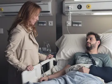 La comisaria Leduc habla con Rafi La comisaria Leduc habla con Rafi