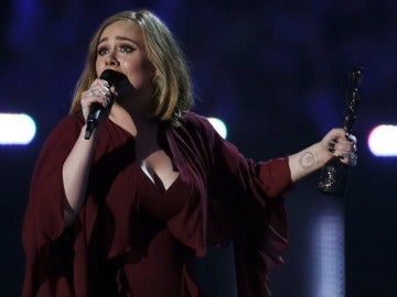 Adele recoge uno de sus premios Brit