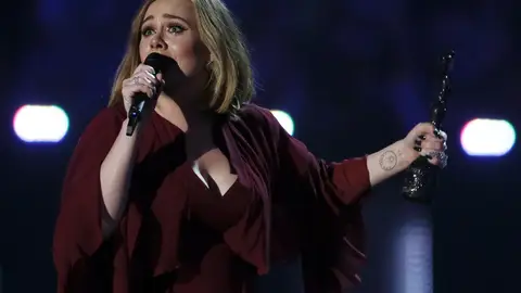 Adele recoge uno de sus premios Brit Adele recoge uno de sus premios Brit
