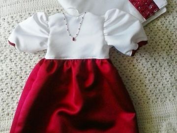 Traje para enterrar a un bebé hecho a partir de un vestido de novia Traje para enterrar a un bebé hecho a partir de un vestido de novia