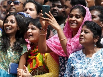 Una mujer india intenta hacer una foto con su móvil
