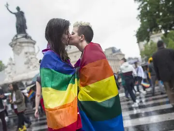 Dos mujeres se besan durante una manifestación por los derechos LGTBI Dos mujeres se besan durante una manifestación por los derechos LGTBI