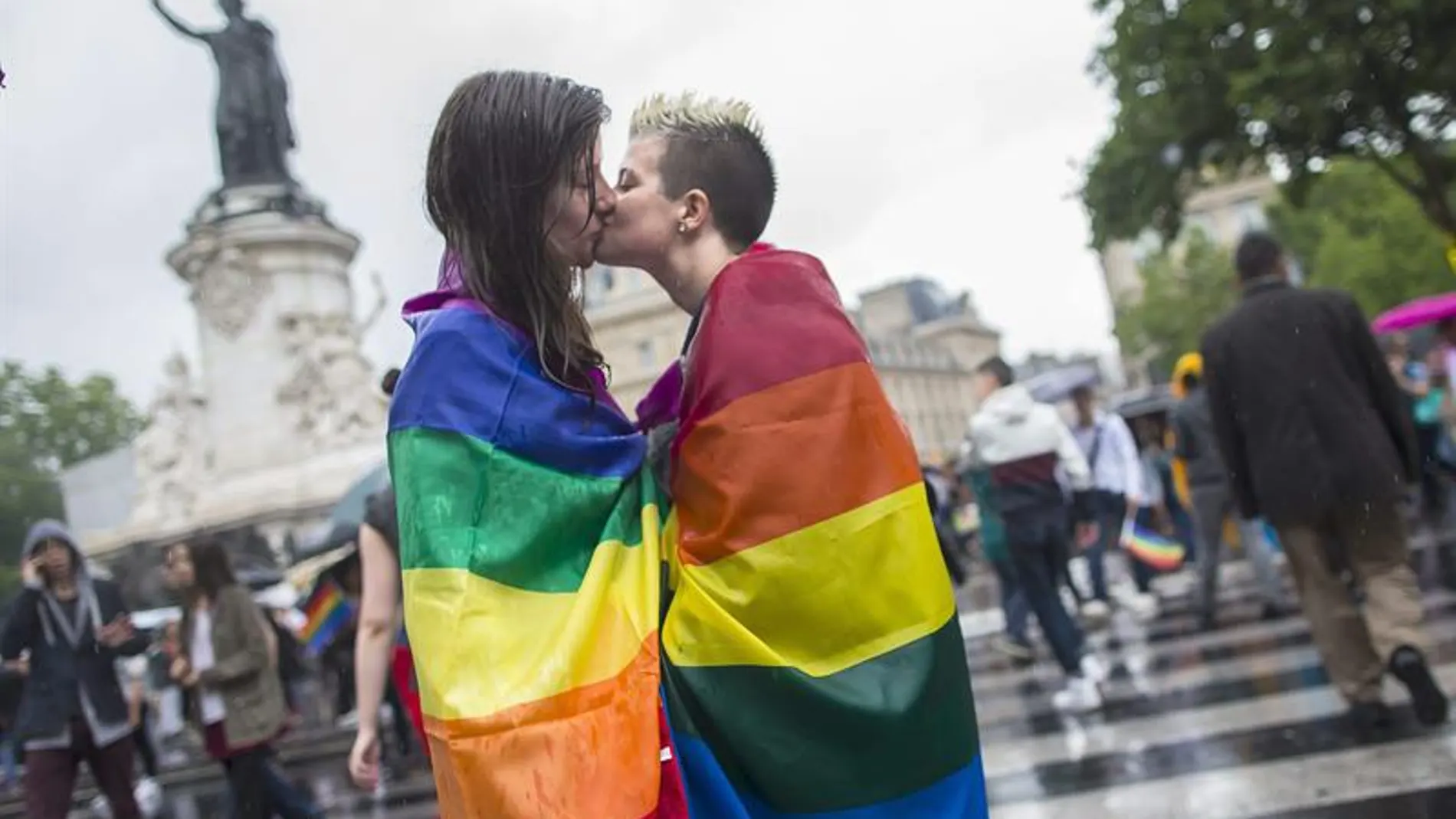 Dos mujeres se besan durante una manifestación por los derechos LGTBI Dos mujeres se besan durante una manifestación por los derechos LGTBI