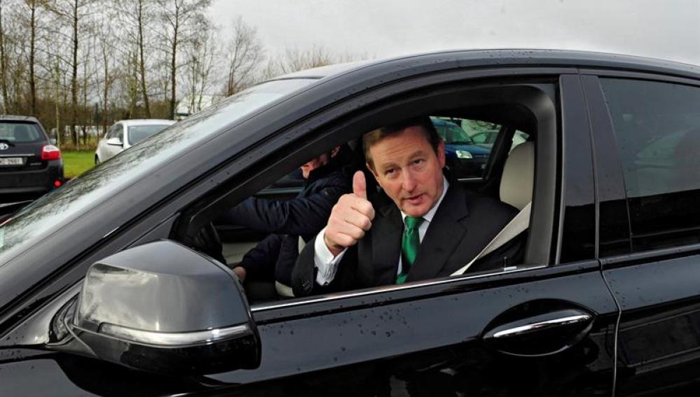 El primer ministro irlandés, Enda Kenny, del partido Fine Gael (FG) saluda tras ejercer su derecho al voto