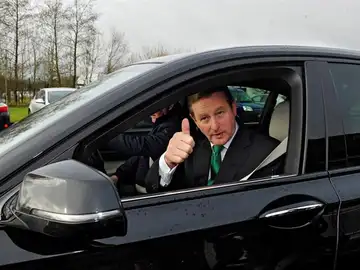 El primer ministro irlandés, Enda Kenny, del partido Fine Gael (FG) saluda tras ejercer su derecho al voto El primer ministro irlandés, Enda Kenny, del partido Fine Gael (FG) saluda tras ejercer su derecho al voto