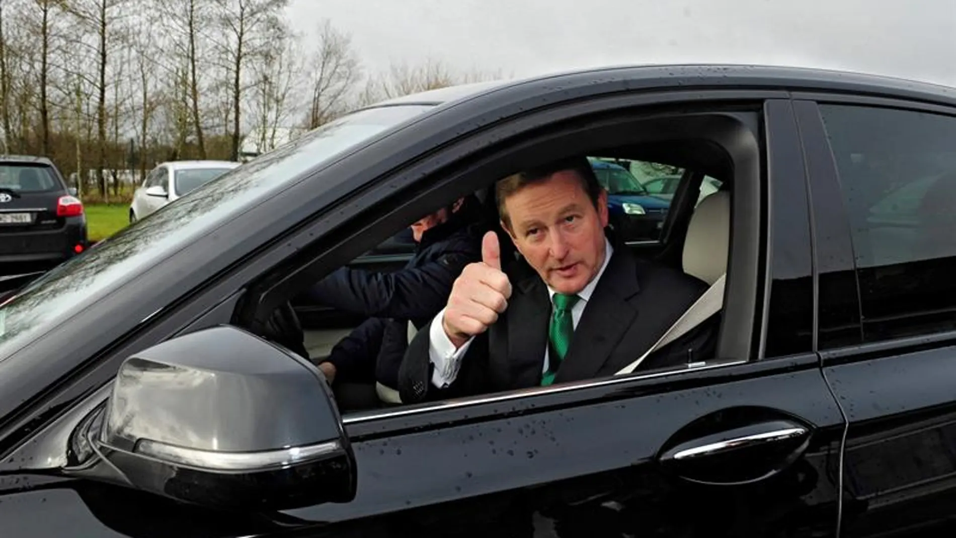 El primer ministro irlandés, Enda Kenny, del partido Fine Gael (FG) saluda tras ejercer su derecho al voto El primer ministro irlandés, Enda Kenny, del partido Fine Gael (FG) saluda tras ejercer su derecho al voto