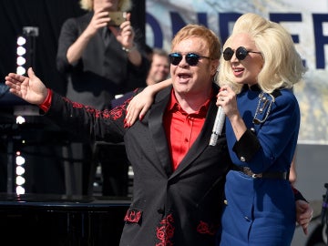 Elton John y Lady Gaga dan un concierto sorpresa en Los Ángeles 