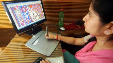 Una mujer trabaja con un ordenador
