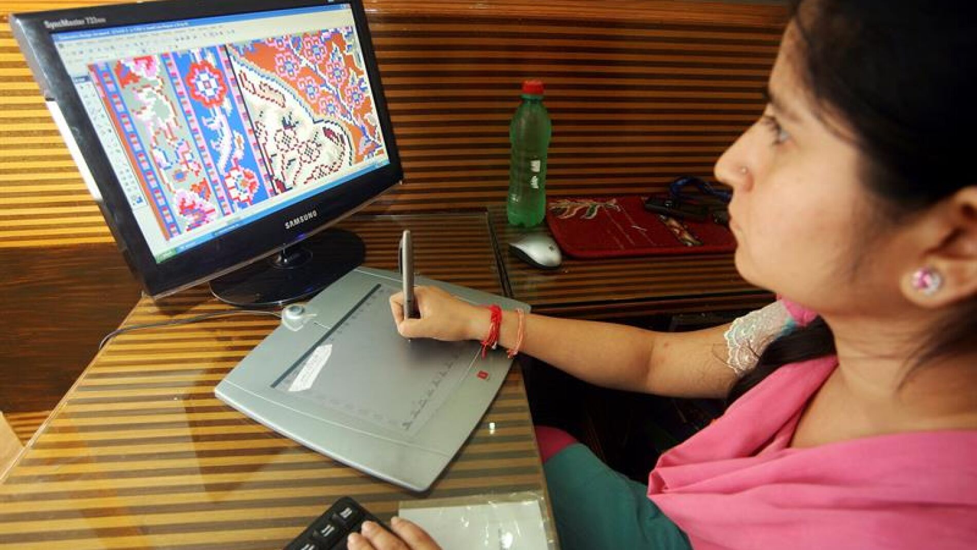 Una mujer trabaja con un ordenador
