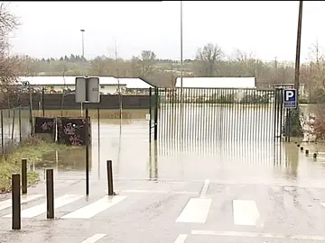 La alerta por inundaciones se mantiene en Vitoria ante la crecida del Zadorra La alerta por inundaciones se mantiene en Vitoria ante la crecida del Zadorra
