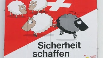 Un cartel propagandístico del Partido Popular Suizo (SVP) 