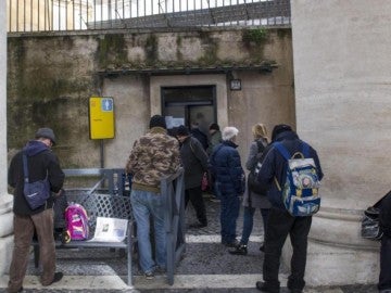 Un grupo de personas sin hogar acude al centro médico en la plaza de San Pedro