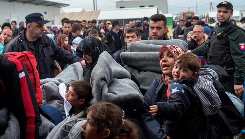 Refugiados esperan para subir a bordo de un tren a Serbia desde Gevgelia (Macedonia)Refugiados esperan para subir a bordo de un tren a Serbia desde Gevgelia (Macedonia)