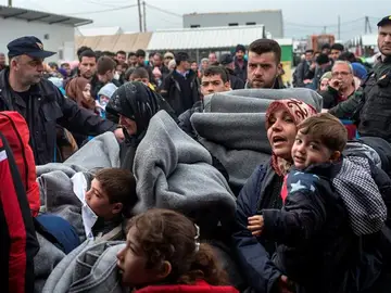 Refugiados esperan para subir a bordo de un tren a Serbia desde Gevgelia (Macedonia)Refugiados esperan para subir a bordo de un tren a Serbia desde Gevgelia (Macedonia) Refugiados esperan para subir a bordo de un tren a Serbia desde Gevgelia (Macedonia)Refugiados esperan para subir a bordo de un tren a Serbia desde Gevgelia (Macedonia)