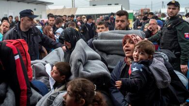 Donald Tusk insta a los refugiados a no venir a Europa y advierte de que 