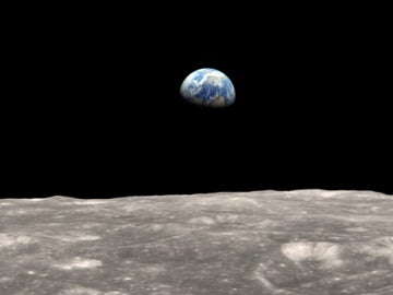 Recreación de la superficie lunar con la tierra al fondo