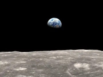Recreación de la superficie lunar con la tierra al fondo Recreación de la superficie lunar con la tierra al fondo