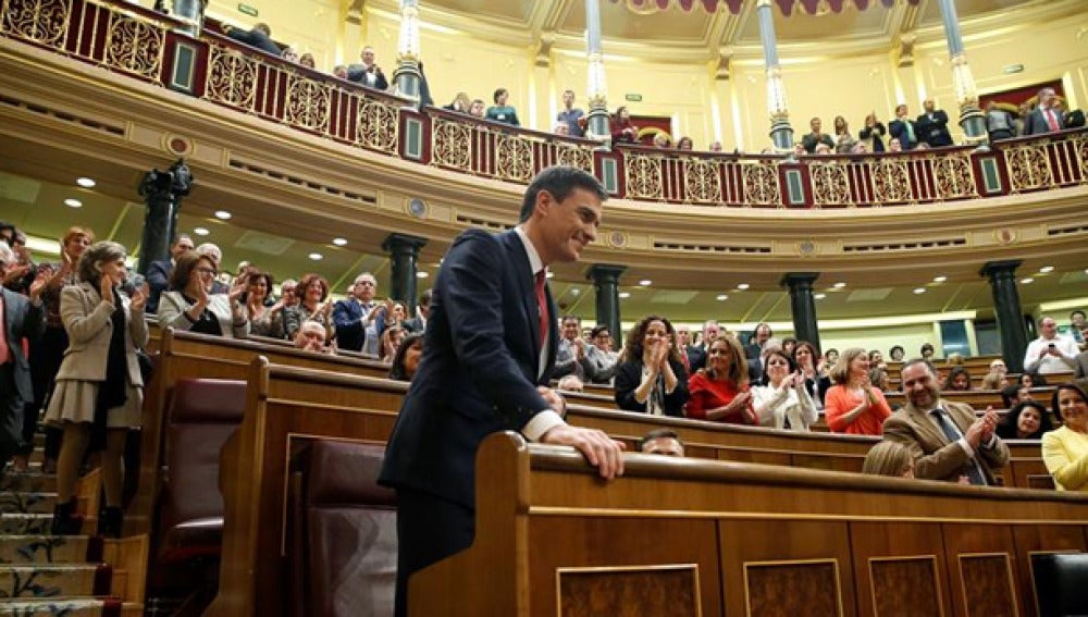 Pedro Sánchez en su bancada del Congreso