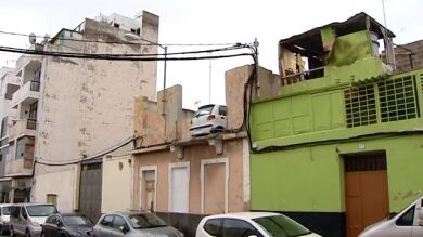 Aparece un coche en la azotea de una casa en Las Palmas de Gran Canaria