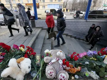 Flores y peluches en recuerdo de la niña asesinada en Moscú Flores y peluches en recuerdo de la niña asesinada en Moscú