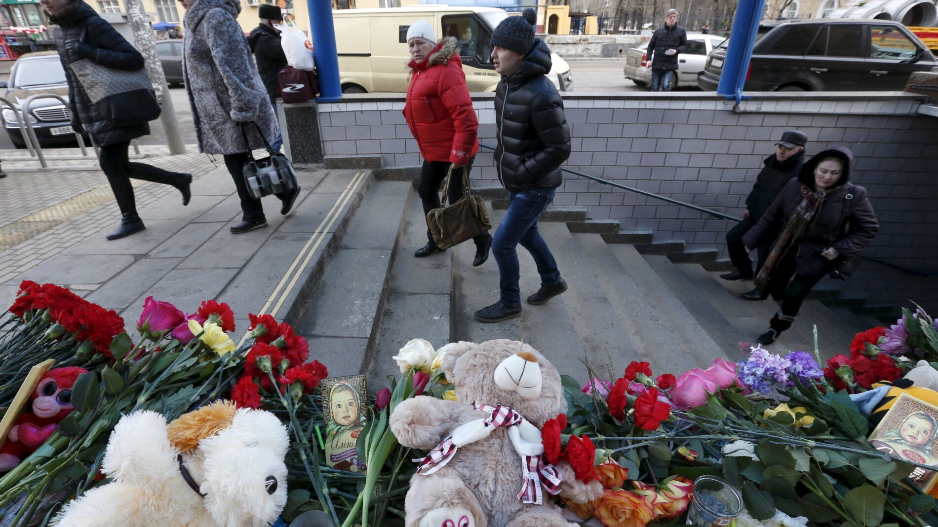 Flores y peluches en recuerdo de la ni&ntilde;a asesinada en Mosc&uacute;