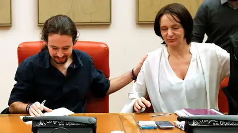 Pablo Iglesias junto a Carolina Bescansa, durante un reunión en el Congreso Pablo Iglesias junto a Carolina Bescansa, durante un reunión en el Congreso