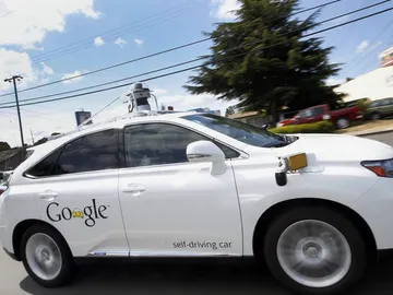 El coche sin conductor Lexus de Google, circulando por las calles de Mountain View (California). El coche sin conductor Lexus de Google, circulando por las calles de Mountain View (California).