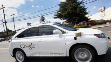 El coche sin conductor Lexus de Google, circulando por las calles de Mountain View (California).