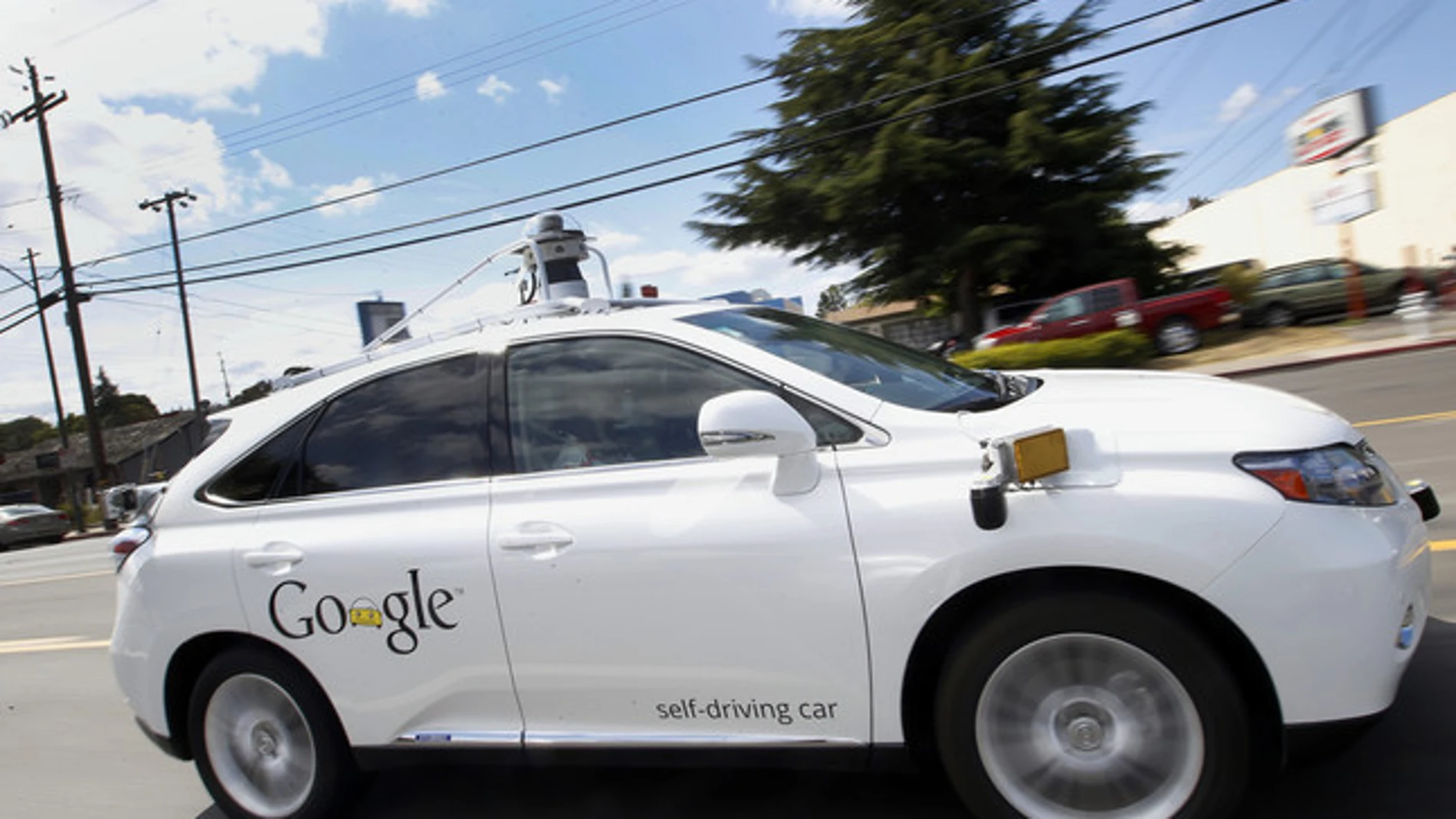 El coche sin conductor Lexus de Google, circulando por las calles de Mountain View (California). El coche sin conductor Lexus de Google, circulando por las calles de Mountain View (California).