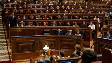 Sólo cinco de los 350 diputados renuncian al teléfono móvil que les facilita el Congreso y once prescinden de la tableta
