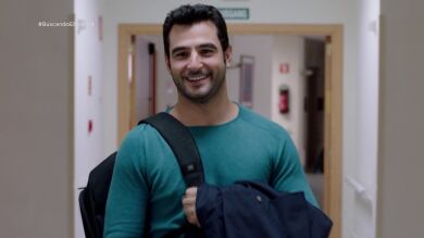 Ulrike readmite a Álex en la residencia