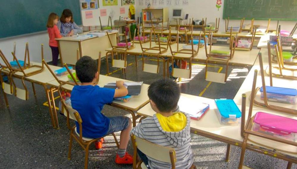 Vista general de unos niños en el colegio