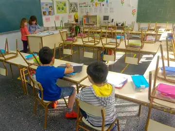 Vista general de unos niños en el colegio Vista general de unos niños en el colegio