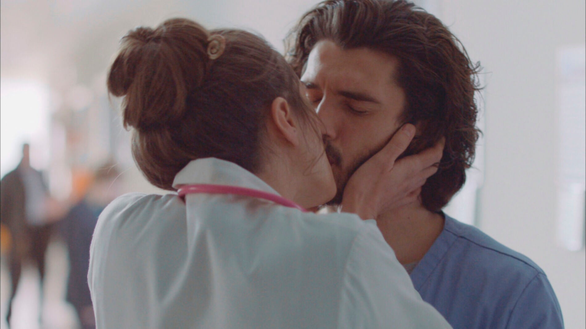 Bel&eacute;n besa a V&iacute;ctor