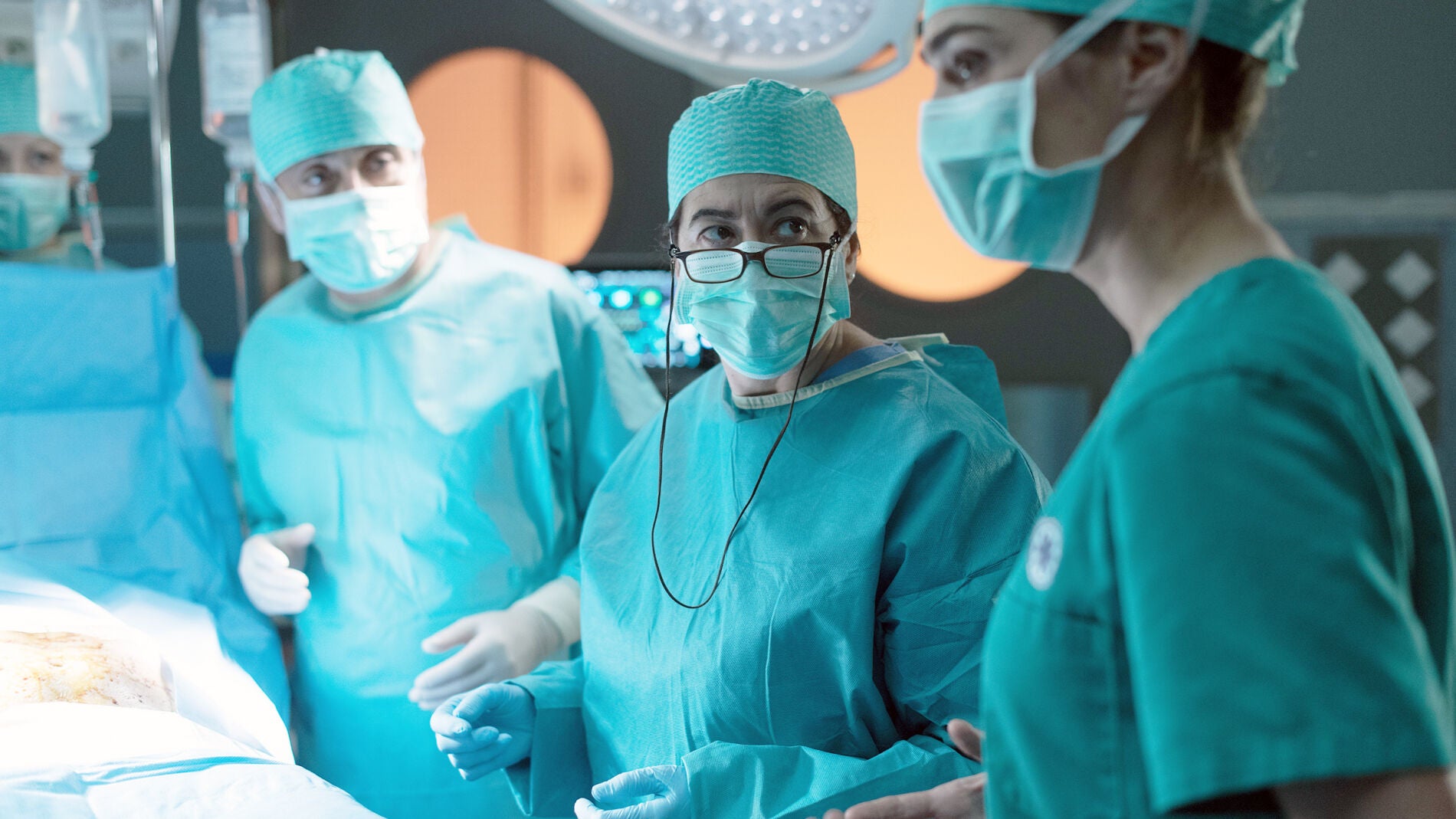 Bel&eacute;n y Lidia en mitad de una operaci&oacute;n