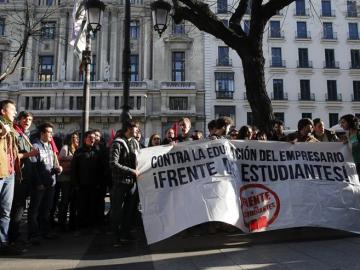 Estudiantes enfrente del Ministerio de Educación Estudiantes enfrente del Ministerio de Educación
