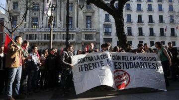Estudiantes enfrente del Ministerio de Educación